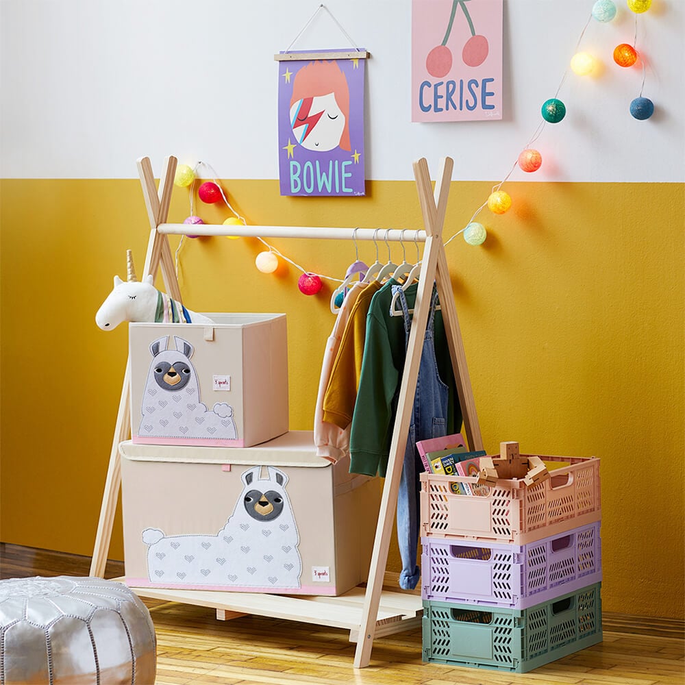 Chambre enfant avec un coffre de rangement de la marque 3 Sprouts Lama