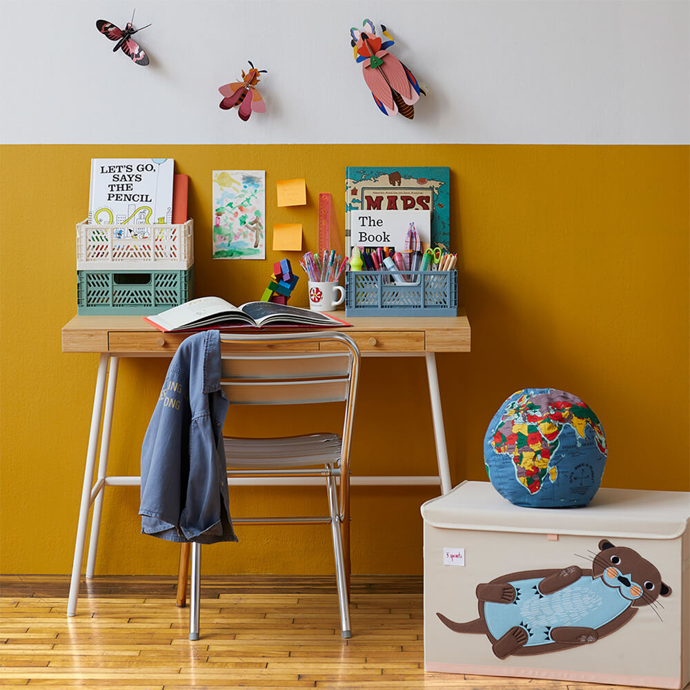 Chambre enfant avec un coffre de rangement de la marque 3 Sprouts Loutre