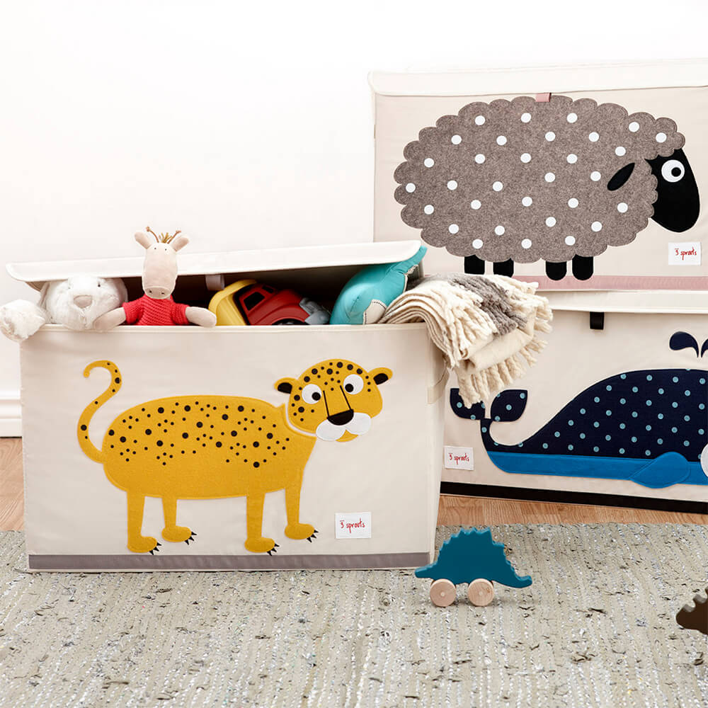 Chambre enfant avec un coffre de rangement de la marque 3 Sprouts Léopard