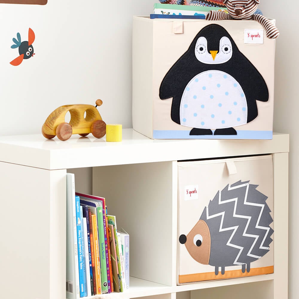 Chambre enfant avec un bac de rangement de la marque 3 Sprouts Pingouin