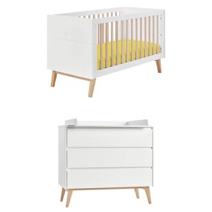Pack chambre bébé évolutive Swing blanche Pinio avec lit 70x140 cm en bois et commode à langer 3 tiroirs design scandinave élégant.