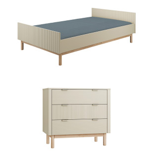 Pack chambre enfant Miloo de Pinio en coloris champagne et bois naturel, avec lit 120x200 cm livré avec sommier et commode assortie à trois tiroirs au design nervuré vertical