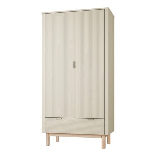 Armoire Miloo pour chambre enfant, coloris champagne avec deux portes rainurées verticalement et un tiroir bas, sur pieds en bois naturel