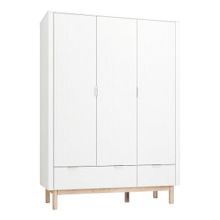 Armoire 3 portes Miloo Pinio blanc et bois avec façades striées et tiroirs bas, idéale pour une chambre enfant élégante et fonctionnelle
