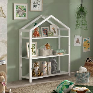 Bibliothèque Montessori Dallas blanche en forme de maison, dans une chambre d’enfant décorée avec peluches, livres et illustrations murales.