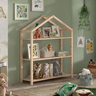 Bibliothèque Montessori en bois de pin naturel, modèle Dallas de Vipack, en forme de maison avec trois étagères, dans une chambre d’enfant décorée.