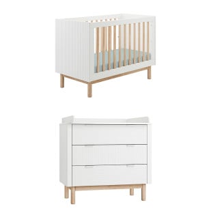 Pack chambre bébé Miloo de Pinio en bois blanc et naturel, composé d’un lit bébé évolutif et d’une commode avec plan à langer amovible, aux façades striées au design élégant.