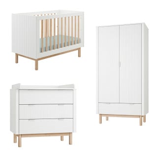 Ensemble chambre bébé complète avec lit bébé à barreaux 60x120 accompagné d'une commode à langer et d'une armoire 2 porte. Cette chambre bébé blanche et bois de la gamme Miloo vous est proposé par la marque Pinio.