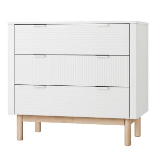 Commode Miloo Pinio blanc et bois naturel avec façades striées et trois tiroirs pour chambre bébé ou enfant