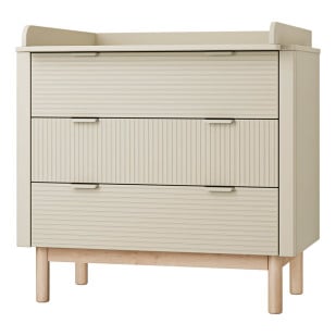 Commode à langer Miloo coloris champagne de Pinio avec façades striées et pieds en bois massif, idéale pour une chambre bébé élégante et fonctionnelle