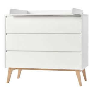 Commode à langer blanche avec 3 tiroirs et pieds en bois naturel, modèle Swing de la marque Pinio, design épuré et fonctionnel pour chambre d’enfant.
