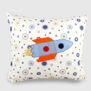 Coussin pour chambre enfant thème spatial avec fusée et motif de cercles bleus et oranges-Pony design