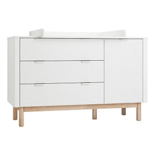 Large commode à langer Miloo Pinio blanc et bois avec plan à langer amovible, façades striées, trois tiroirs et une porte de rangement
