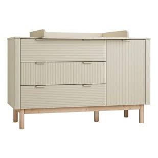 Commode à langer Miloo 3 tiroirs 1 porte avec façades striées verticales, coloris champagne, sur piètement bois naturel, design Pinio pour chambre bébé