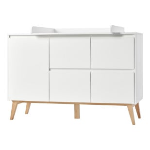 Grande commode avec plan à langer de la collection Swing, finition bois naturel et blanc, design épuré, fabriquée par Pinio