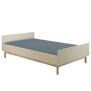 Lit enfant 120x200 Miloo de Pinio en coloris champagne et bois naturel, avec design nervuré vertical et sommier intégré