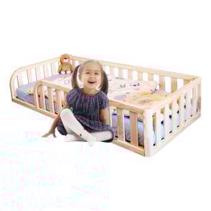 Alt : Lit au sol Montessori avec barrière arrondie à l'entrée Rêvéo 80x160 en bois de pin, parfait pour la sécurité et le confort des jeunes enfants. Sommier inclus.