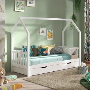 Lit cabane enfant blanc avec barrière latérale et tiroir de rangement intégré Vipack, installé dans une chambre douce et lumineuse décorée de coussins colorés et d'accessoires aux motifs naturels.