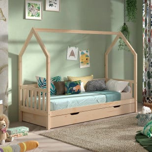 Lit cabane enfant en bois de pin naturel avec tiroir de rangement intégré Vipack, barrières latérales et décoration chaleureuse composée de coussins colorés dans une chambre aux tons verts doux.