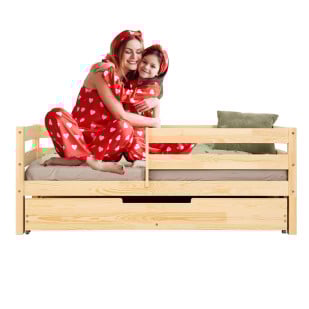 Un lit enfant 2 places, doté d'une barrière de sécurité tout autour et d'un tiroir de rangement, spécifiquement conçu pour accueillir un matelas de 120 et 140 de large et de 190 et 200 de long. Fabriqué en pin par les ateliers Adeko, suivant le modèle CPD