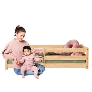 Un lit enfant double Montessori, avec une barrière de sécurité tout autour du couchage, spécialement conçu pour des matelas de largeurs allant de 120 à 140 cm et de longueurs de 190 à 200 cm. Fabriqué en pin par les ateliers Adeko, selon le modèle CPD.