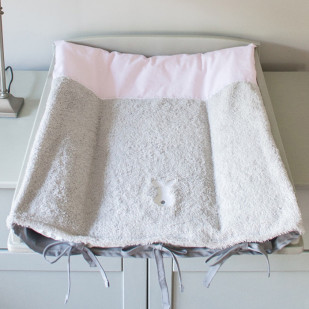 Matelas à langer Lapinou bébé, surface confortable et facile à entretenir, idéal pour le soin quotidien 