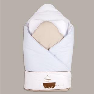 Nid d'ange bébé Bambino avec design de bateau et rayures, parfait pour envelopper bébé en toute douceur - Pony design