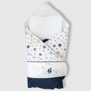 Nid d'ange bébé Cosmos, en coton doux avec broderie fusée et étoiles, idéal pour une touche d'aventure dans la chambre d'un nouveau-né - pony design.