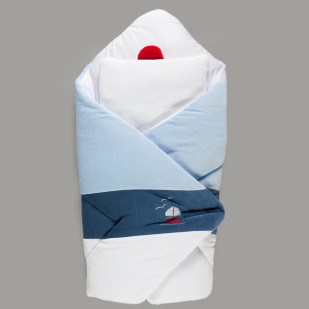 Nid d'ange avec motif marin, idéal pour envelopper bébé dans un cocon de confort et de douceur.