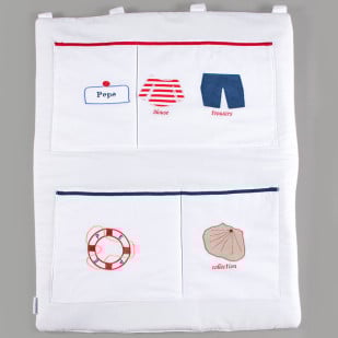Poche de rangement bébé Marin avec broderies de vêtements, bouée et coquillage, style bord de mer - Pony Design.
