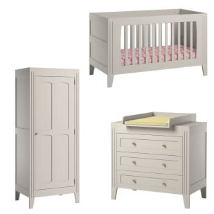Ensemble de mobilier de chambre bébé Milenne beige sable, comprenant un lit bébé avec un matelas floral, une armoire spacieuse et une commode avec plan à langer, au design élégant et fonctionnel - marque Vox - Jurassien.