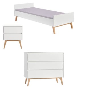 Ensemble mobilier enfant de la série Swing par Pinio, incluant un lit avec sommier pour matelas 90x200, une table de nuit et une commode, en finition blanc et bois