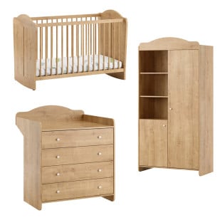 Chambre bébé Megeve finition Oak (décor bois chêne naturel) de la marque Vox, comprenant un lit bébé, une commode avec plan à langer et une armoire fonctionnelle avec étagères ouvertes et fermées, pour un style chaleureux et naturel.