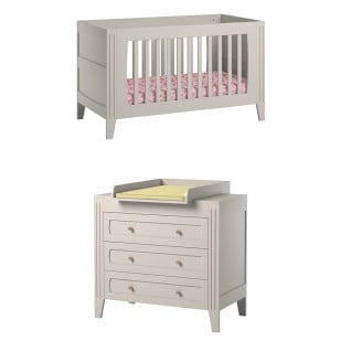 Lit bébé Milenne beige sable avec un matelas à motif floral, accompagné d'une commode avec plan à langer intégré, offrant un design élégant et fonctionnel pour une chambre bébé - marque Vox - Jurassien.