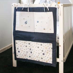 Poche de rangement Cosmos pour lit bébé, tissu imprimé avec éléments spatiaux et couleurs apaisantes - Pony design.