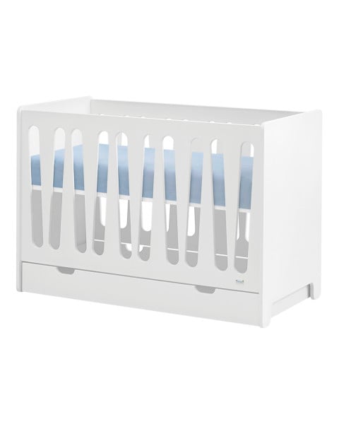Lit bébé évolutif Moon Pinio 60x120 cm, coloris blanc, design moderne avec barrière à lattes ajourées et option tiroir, parfait pour une chambre d’enfant tendance.