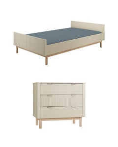 Pack chambre enfant Miloo de Pinio en coloris champagne et bois naturel, avec lit 120x200 cm livré avec sommier et commode assortie à trois tiroirs au design nervuré vertical