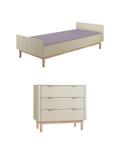Pack chambre enfant Miloo de Pinio en coloris champagne et bois naturel, avec lit 90x200 cm et commode 3 tiroirs assortie au design nervuré vertical