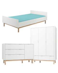 Pack Trio chambre enfant Miloo avec lit 120x200, grande commode 3 tiroirs + 1 porte et armoire 3 portes en blanc et bois massif avec façades striées.