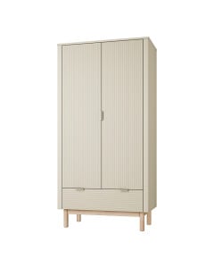 Armoire Miloo pour chambre enfant, coloris champagne avec deux portes rainurées verticalement et un tiroir bas, sur pieds en bois naturel