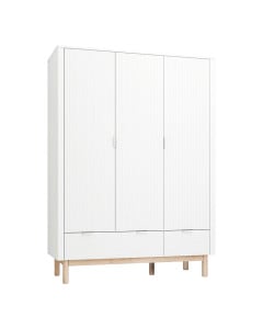 Armoire 3 portes Miloo Pinio blanc et bois avec façades striées et tiroirs bas, idéale pour une chambre enfant élégante et fonctionnelle