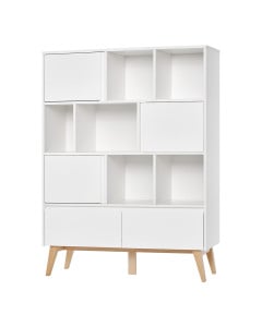 Vue détaillée de la bibliothèque mi-haut Swing bois et blanche Pinio avec étagères et portes