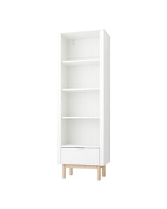 Bibliothèque enfant Miloo Pinio blanche avec quatre étagères ouvertes et un tiroir bas à façade striée sur pieds en bois naturel