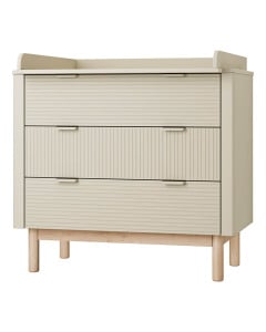 Commode à langer Miloo coloris champagne de Pinio avec façades striées et pieds en bois massif, idéale pour une chambre bébé élégante et fonctionnelle