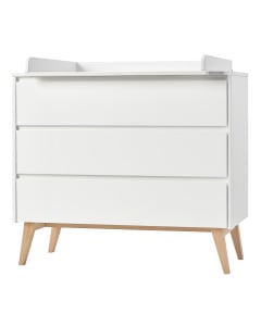 Commode à langer blanche avec 3 tiroirs et pieds en bois naturel, modèle Swing de la marque Pinio, design épuré et fonctionnel pour chambre d’enfant.