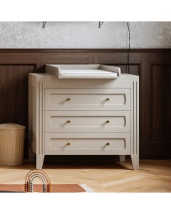 Commode Milenne beige sable équipée d'un plan à langer, avec trois tiroirs spacieux et poignées dorées, parfaite pour une chambre bébé élégante - marque Vox - Jurassien.