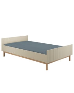 Lit enfant 120x200 Miloo de Pinio en coloris champagne et bois naturel, avec design nervuré vertical et sommier intégré