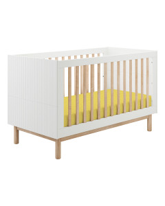 Lit bébé évolutif 70x140 Milloo Pinio blanc et bois avec matelas recouvert d'un drap housse jaune

