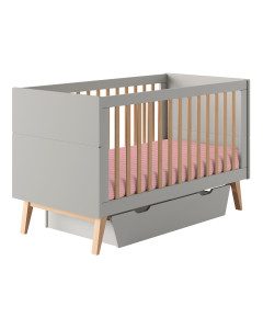 Lit bébé évolutif Swing 70x140 gris taupe avec tiroir – vue 3/4 avec barreaux en bois naturel et matelas rose
