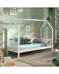 Lit cabane pour enfant en bois blanc avec barrière du fabricant Vipack, décoré de coussins aux motifs végétaux et animaux, installé dans une chambre chaleureuse aux murs verts pastel.